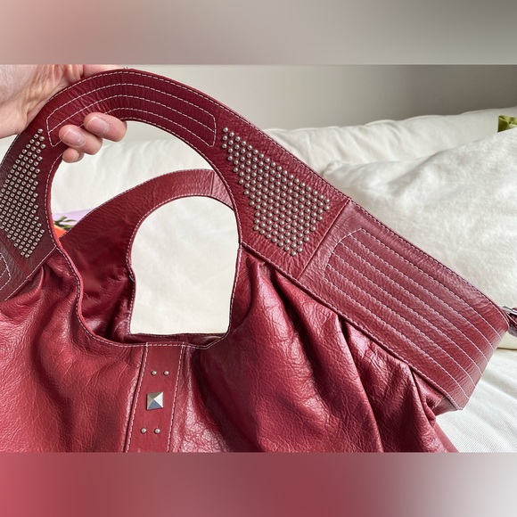 Leather slouchy oversized burnt red shoulder bag with studs - Picture 5 of 15
